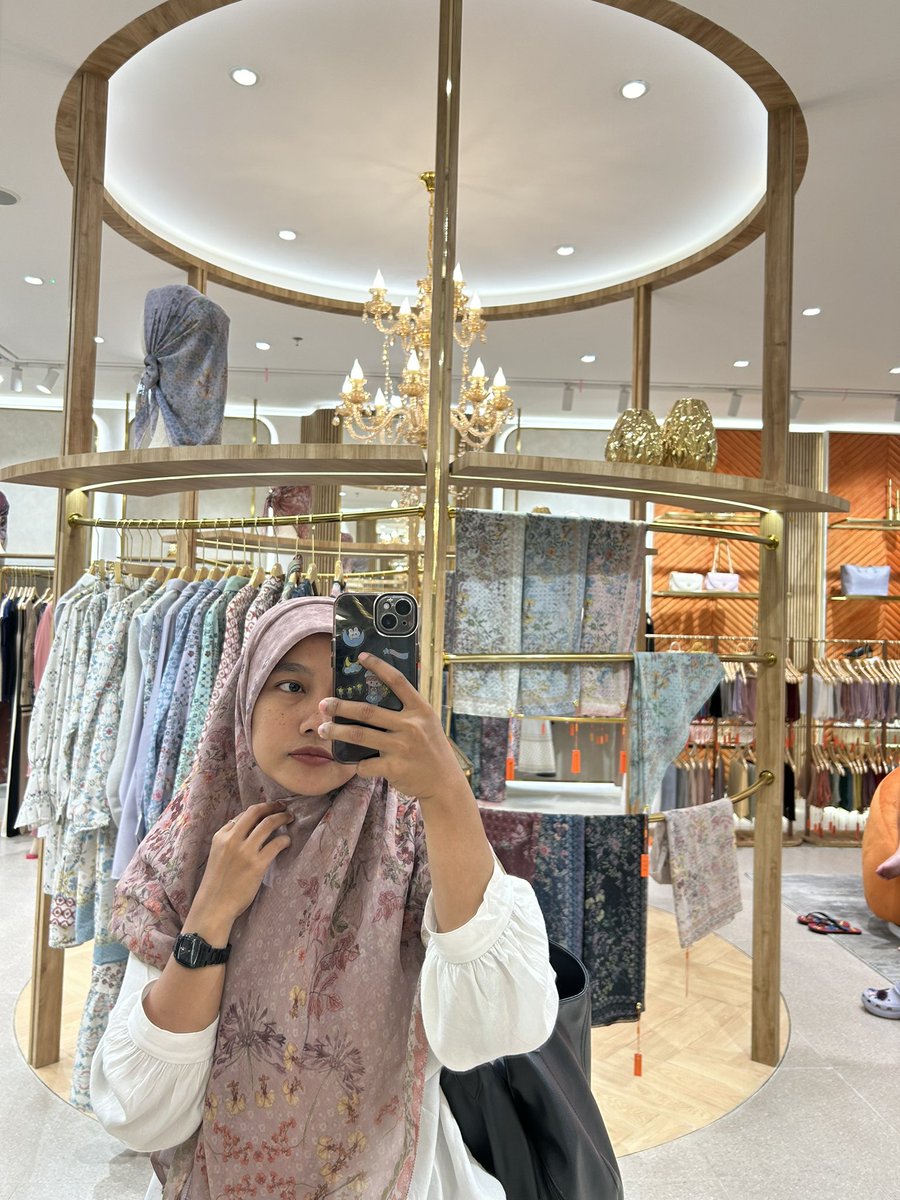 widyasyaf's tweet photo. sebuah mimpi, yang alhamdulillah jadi kenyataan, untk sebagian orang mungkin remeh. Bagiku masuk ke store ini baru berani kalo pegang uang. Dulu nengok aja malu🥹
Minimal sekali seumur hidup ya. Gausah sering2 . Sayang uangnya🙂😂 https://t.co/DNxGsz9R6c