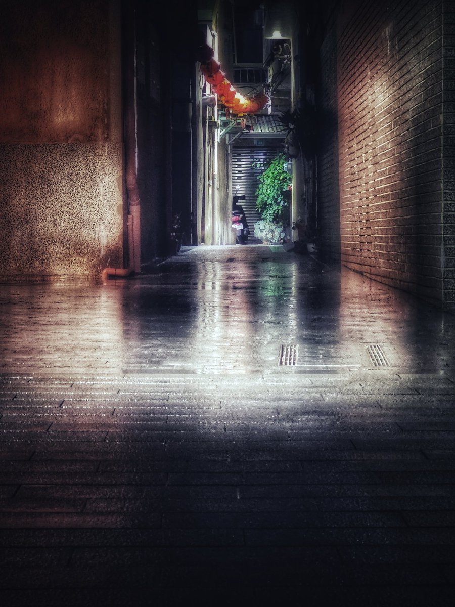 rainy nallow alley 

©️skinskin