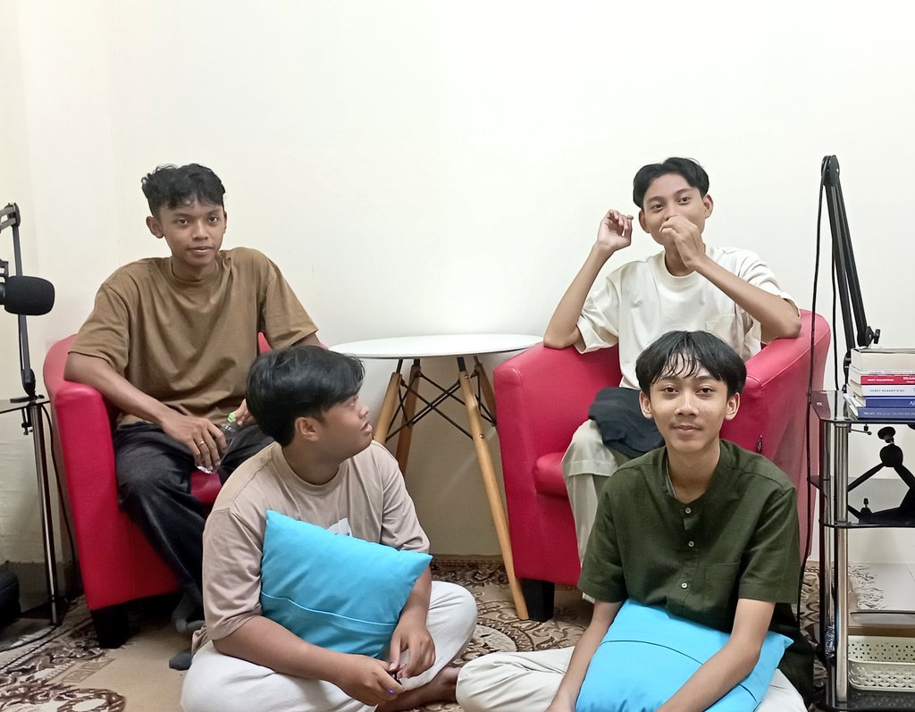 Semoga selama masih ada di sini, tetap punya daya tarik supaya kalian tetap mau datang hanya untuk sekadar bertukar cerita, walaupun akhirnya gurunya yang seperti orang wawancara.