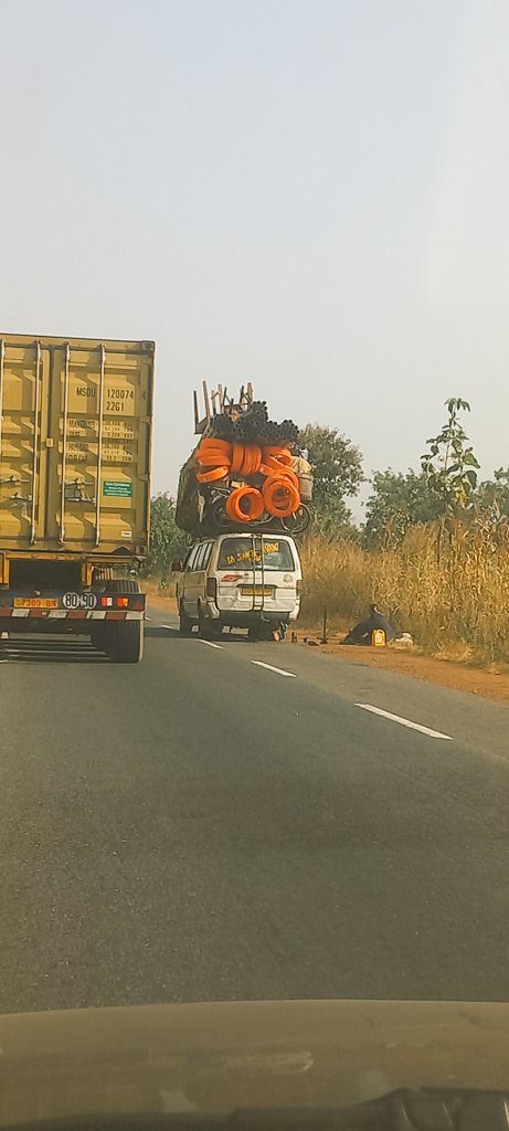 AphtalC's tweet image. Le Vendredi c'est pour l'asphalte.

Le hub dit logistique n'arrive pas à organiser et assainir le secteur des transports terrestres.

Pourtant le code de la route interditle transport mixte.

Bon vent à l'opération KELIGOU.
#DestinationTogo #Team228 #Tgtwittos