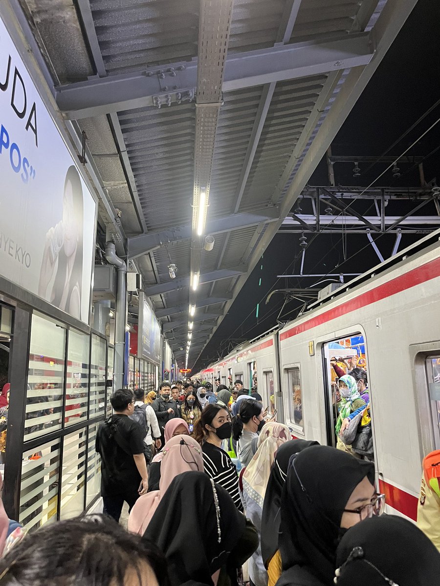 duwisepti's tweet photo. Kereta commuter line gangguan di lenteng agung dari jam 5.30 kereta belum bisa jalan dari cawang arah bogor sekarang udah jam 7 kereta blm tau jalan kapan 🥹😭 https://t.co/0B4pAmYANq