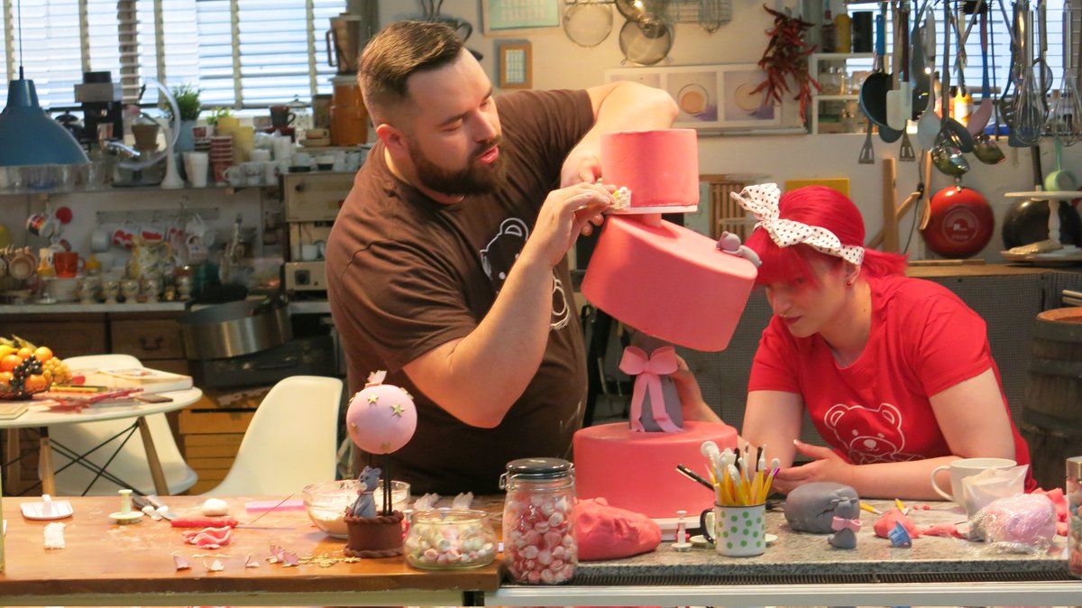 🧁🍮🍰Slatki atelje – svaki dan u 6:55, 14:55 i 22:55 samo na Kitchen TV📺

#kitchentv <a href="/mojsbb/">SBB</a> #slatkiši #kolači #slatkiatelje