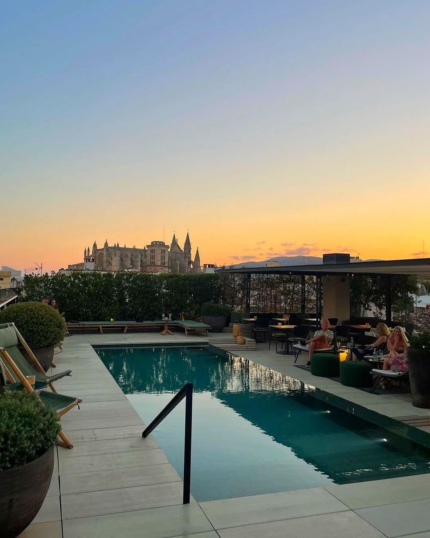 Reminiscing on golden evenings on our rooftop. What a special season we've had. 💫

📸 @robyesp97