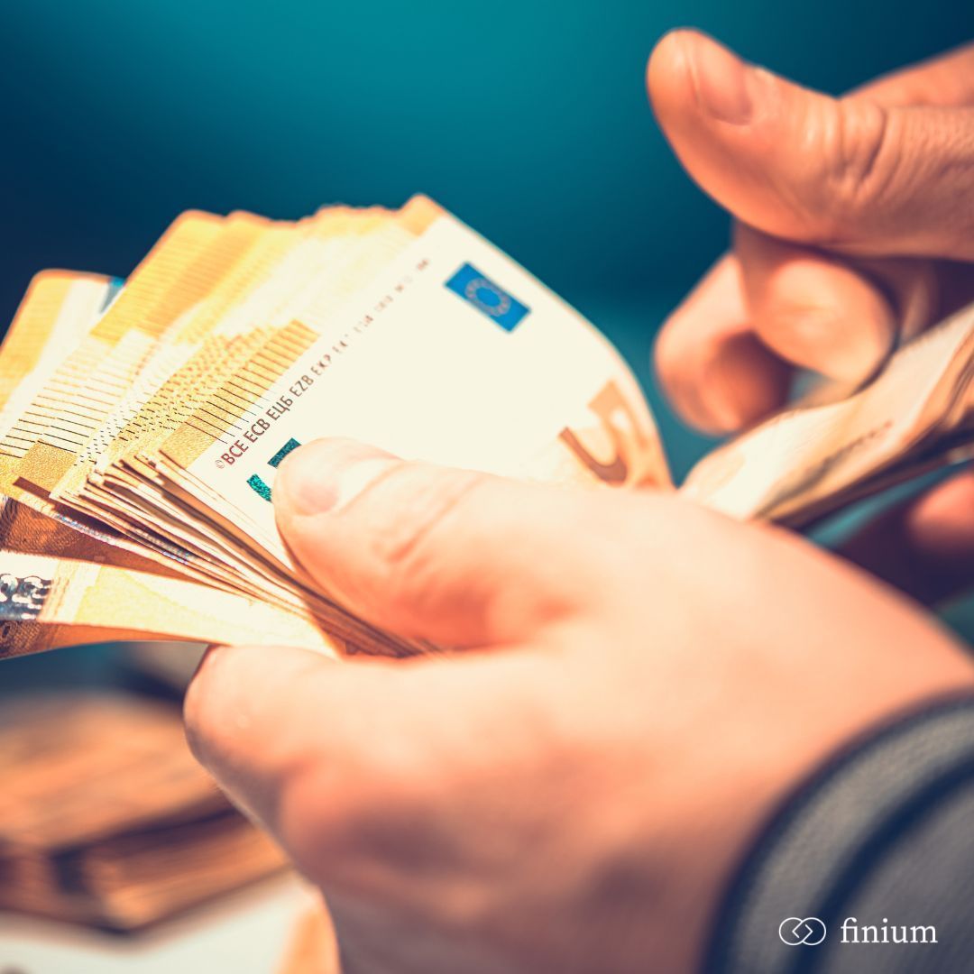 mikkomr's tweet photo. Miten asiakkaamme sai +56% lisää tuottoa? 👉 Näin se onnistui! 

❌ Lähtötilanteessa asiakkaan salkun hoitokulut olivat 3% vuodessa, mikä teki sijoituksista hitaasti kasvavia ja heikensi merkittävästi tuotto-odotusta.

Mitä tapahtui, kun optimoimme salkun? 🔍

✅ Siirsimme salkun täysin kustannustehokkaisiin ETF-indeksirahastoihin, jonka seurauksena kulut tippuivat 0,1 prosenttiin!

Asiakkaan tuotto-odotus vanhalla mallilla olisi ollut 15 vuoden kuluttua reilu 960 000 euroa, mutta salkun optimoinnin jälkeen tuotto-odotus kipuaa jopa 1 494 864 euroon reilusti pienempien kulujen seurauksena.

👉 Lue koko juttu blogista ja tiedät, kuinka optimoimme salkun ja saimme kasvatettua asiakkaan tuottoja 533 926 euroa tai +56% enemmän kuin mitä lähtötilanteen salkku olisi tuottanut! 💰📈 Klikkaa: https://t.co/YKXucwtDS6