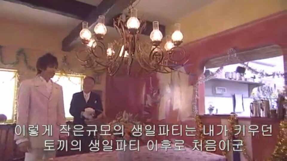 "이렇게 작은 규모의 생일파티는 내가 키우던 토끼의 생일파티 이후로 처음이군"

- 가면라이더 카부토