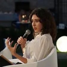 La giornalista <a href="/ceciliasala/">Cecilia Sala</a> arrestata a #Tehran, lo ha reso noto la #Farnesina. Sala è stata fermata il 19 dicembre scorso. L'ambasciatrice Paola Amedei l'ha visitata in carcere. Cecilia Sala è in carcere in una cella di isolamento, da una settimana. È stata portata nella