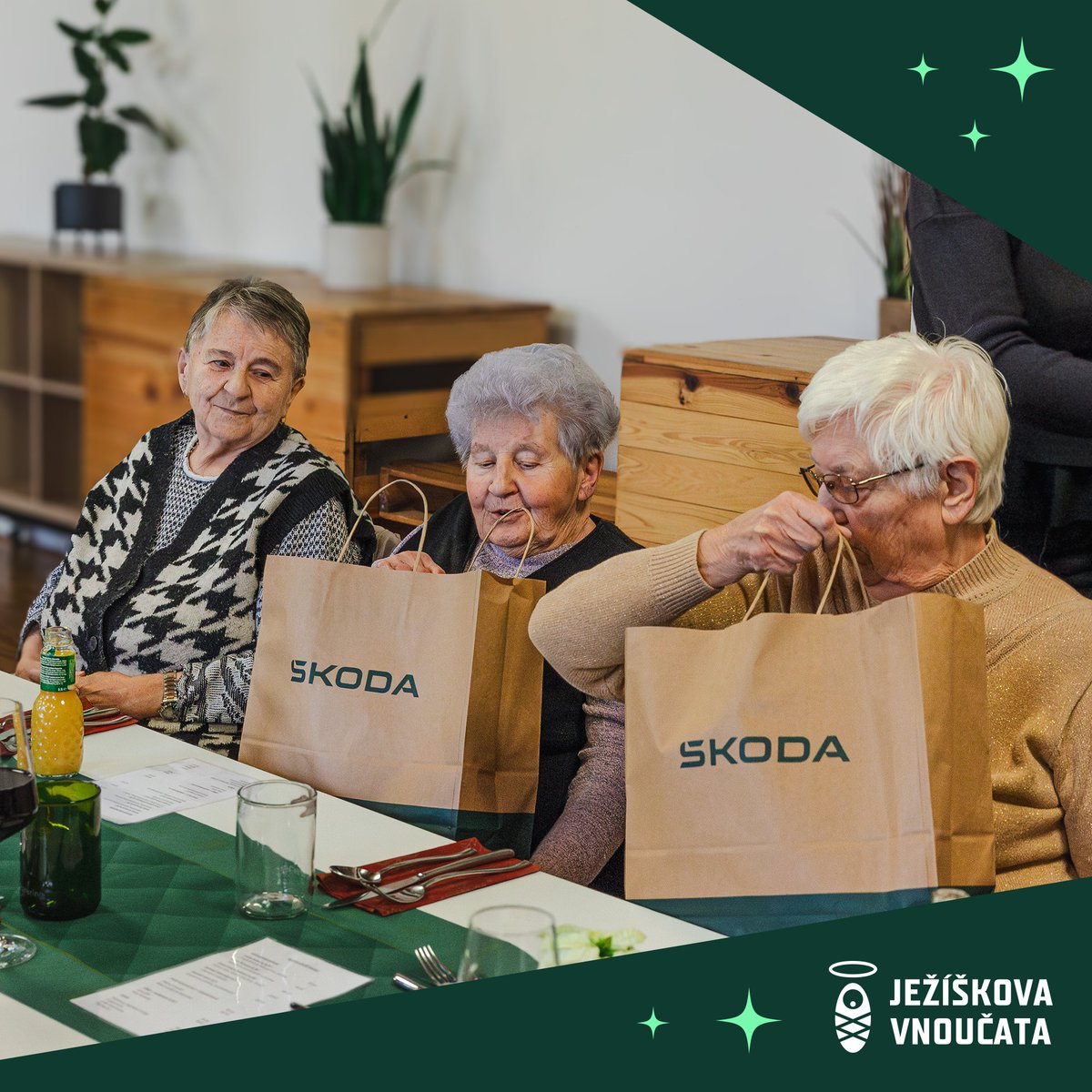Kam Ježíšek nemůže, tam pošle Ježíškova vnoučata. A nám dělá radost, že jsme jejich partnerem, a zároveň i jedním z nich. Pro 10 seniorů z Domova u Anežky jsme si letos připravili vánoční oběd a prohlídku Škoda Muzea. Nechyběly ani drobné dárečky! 💚
