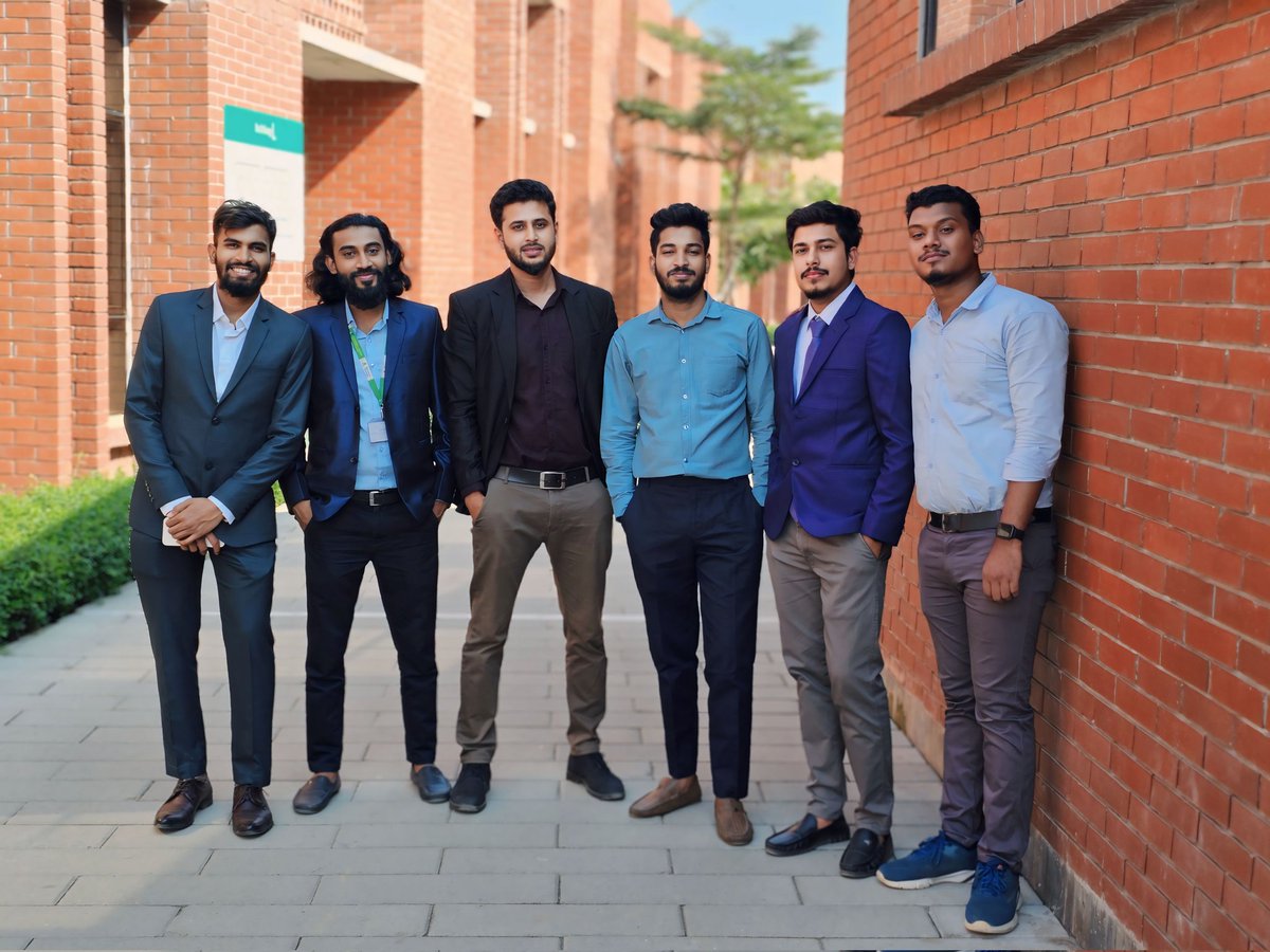 ShahedOfficial1's tweet photo. The end of an era, but the beginning of endless possibilities. 🎓✨ https://t.co/HUMgDAixgJ
