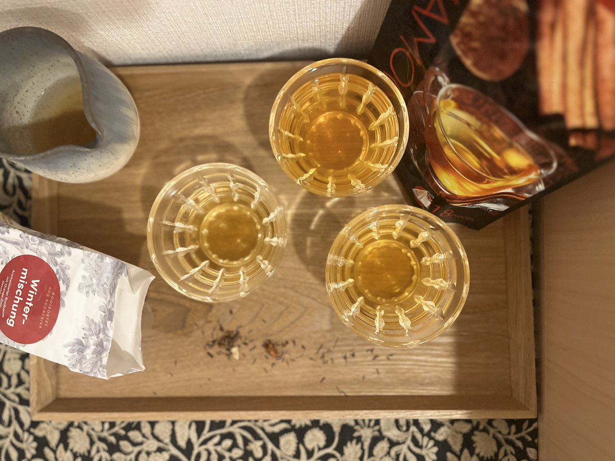 Eary_seamless's tweet photo. 「せっかく来たんだから仕事やっていきな」
　
年内最後の手仕事納め日。
大掃除を申し出ると師匠にこう諭された。
　
年の瀬に言われたら😩
となりそうな言葉さえもご褒美に。

おかげで完成させることができた
耐熱ガラスの切子たちと、
今年の切子時間に感謝を。

#労い仕事の向こう側 
#切子週報 https://t.co/UyUbUSuEJR