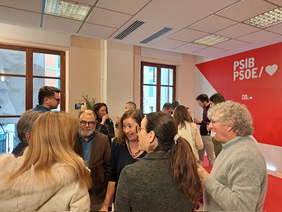 F_Armengol's tweet photo. Mai havíem tengut un Govern amb tanta inestabilitat, tanta irresponsabilitat i tanta frivolitat.

Davant aquest abandonament absolut dels interessos de la ciutadania, els i les socialistes continuarem fent feina per respondre als problemes de la gent. Des del rigor i la responsabilitat.

Per un 2025 de plantar cara als retrocessos i enfortir l'alternativa progressista!