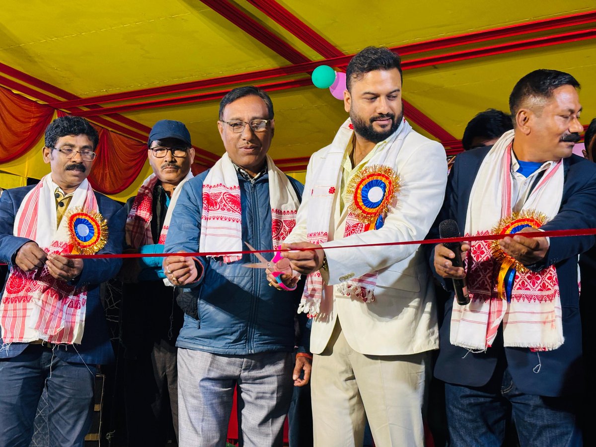 PathakNilamani's tweet image. পলাশবাৰী সমষ্টিৰ ৰানী বাকাৰাপাৰা অঞ্চলত অনুষ্ঠিত গাওঁ দিৱসত উপস্থিত থাকে আমাৰ সকলোৰে শ্ৰদ্ধাৰ হিমাংশু শেখৰ বৈশ্য ডাঙৰীয়া ।
@himantabiswa @himangshubaish1 @bhabeshkalita
#PallabLochanDas