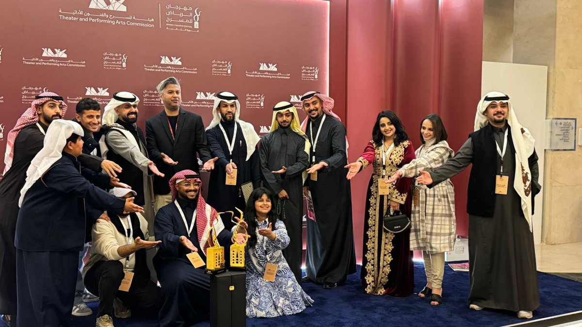 عشق المسرح يعني عشق الجمال، الكلمة، الحركة، والإحساس. إنه عشق للإبداع بكل أشكاله، وللرسائل التي يحملها الفنانون عبر خشبة المسرح. وربما أكثر من ذلك، هو عشق للإنسانية التي تظهر بأبهى صورها على تلك الخشبة، بكل قوتها وضعفها، أفراحها وأحزانها
شكراً لكل المسرحيّين المشاركين في