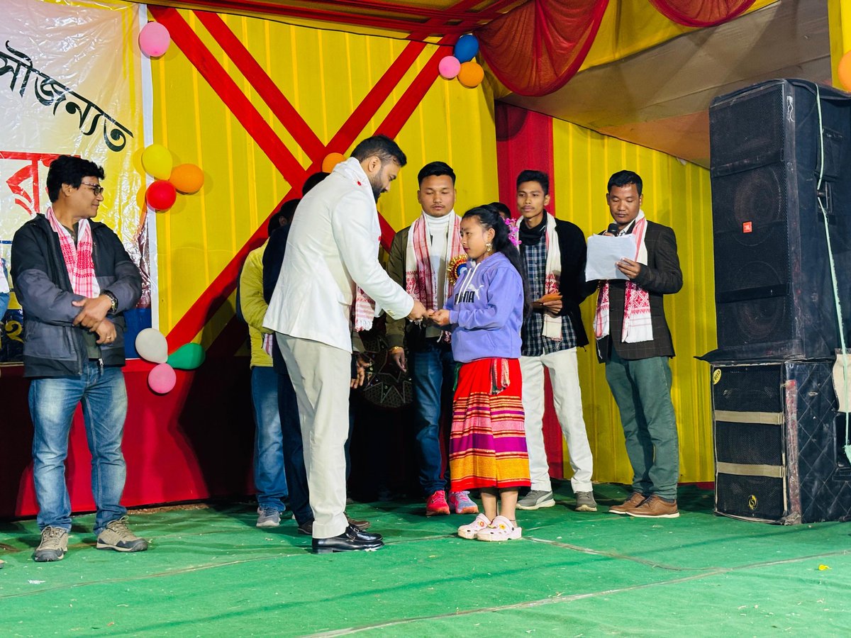 PathakNilamani's tweet image. পলাশবাৰী সমষ্টিৰ ৰানী বাকাৰাপাৰা অঞ্চলত অনুষ্ঠিত গাওঁ দিৱসত উপস্থিত থাকে আমাৰ সকলোৰে শ্ৰদ্ধাৰ হিমাংশু শেখৰ বৈশ্য ডাঙৰীয়া ।
@himantabiswa @himangshubaish1 @bhabeshkalita
#PallabLochanDas