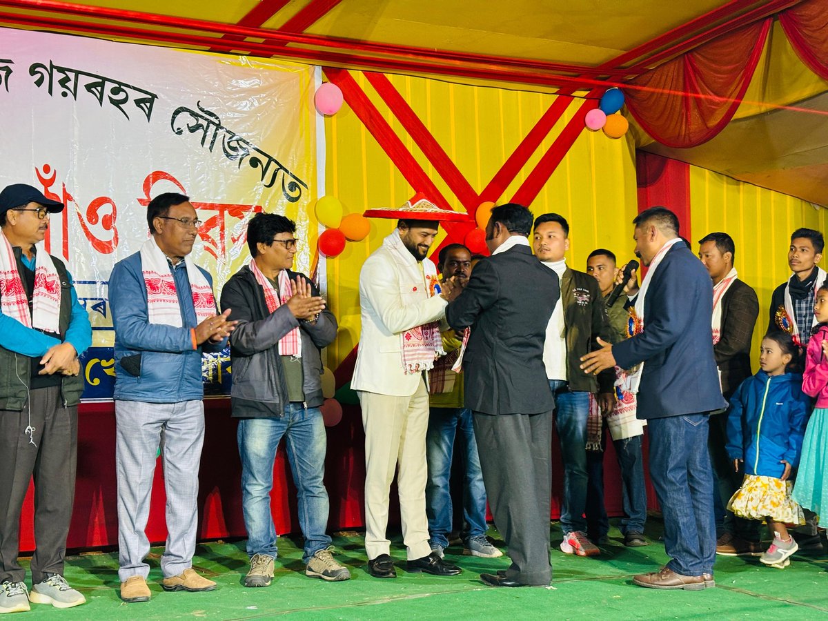 PathakNilamani's tweet image. পলাশবাৰী সমষ্টিৰ ৰানী বাকাৰাপাৰা অঞ্চলত অনুষ্ঠিত গাওঁ দিৱসত উপস্থিত থাকে আমাৰ সকলোৰে শ্ৰদ্ধাৰ হিমাংশু শেখৰ বৈশ্য ডাঙৰীয়া ।
@himantabiswa @himangshubaish1 @bhabeshkalita
#PallabLochanDas