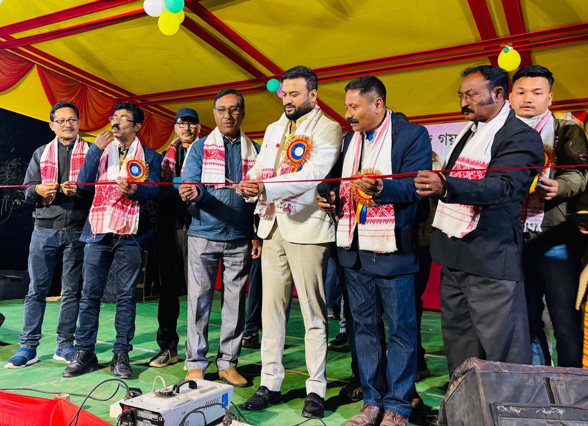 PathakNilamani's tweet image. পলাশবাৰী সমষ্টিৰ ৰানী বাকাৰাপাৰা অঞ্চলত অনুষ্ঠিত গাওঁ দিৱসত উপস্থিত থাকে আমাৰ সকলোৰে শ্ৰদ্ধাৰ হিমাংশু শেখৰ বৈশ্য ডাঙৰীয়া ।
@himantabiswa @himangshubaish1 @bhabeshkalita
#PallabLochanDas