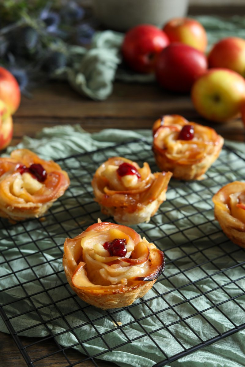 JazzAppleUK's tweet image. Continue the festive celebrations with these delectable JAZZ apple &amp;amp; cranberry tarts. Simple, cute and packed full of JAZZ flavour! #itsjazztime
.
.
jazzapple.com/uk/recipes/jaz…
.
.
#recipes #recipeshare #applerecipes
