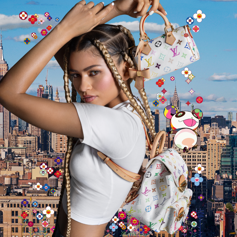 LouisVuitton_JP's tweet photo. #LVxMurakami
アート、ファッション、ポップカルチャーの垣根を超え、村上隆がスタイルコードを一新。遊び心溢れる世界観が息づく #LouisVuitton のクリエーションを、メゾンのアンバサダー #Zendaya が表現。

*オンラインおよび一部店舗のみでの取扱い