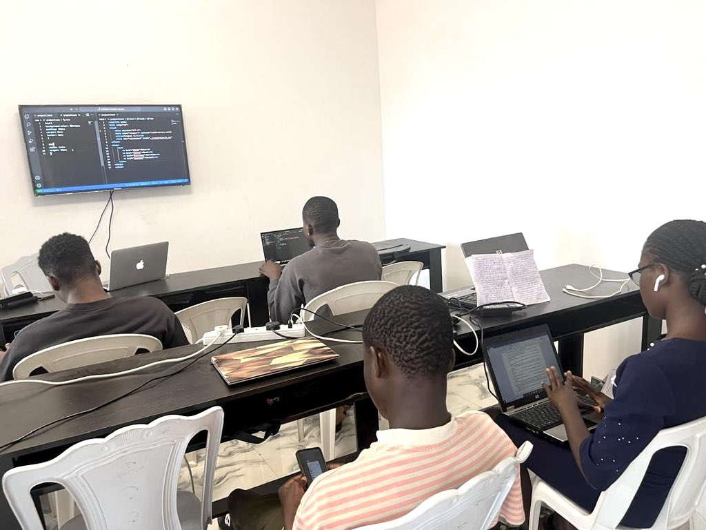 codewithlua's tweet image. Itโs the End of 2024!
Iโve not made that million dollars yet
But all I can say is โThank u Godโ
๐
I started my own company @GoteTech
I become a profitable forex trader
I started my Firm #LavyFXExchange
I enrolled & graduated 115 students
๐โโ๏ธwrote another Book
#goals