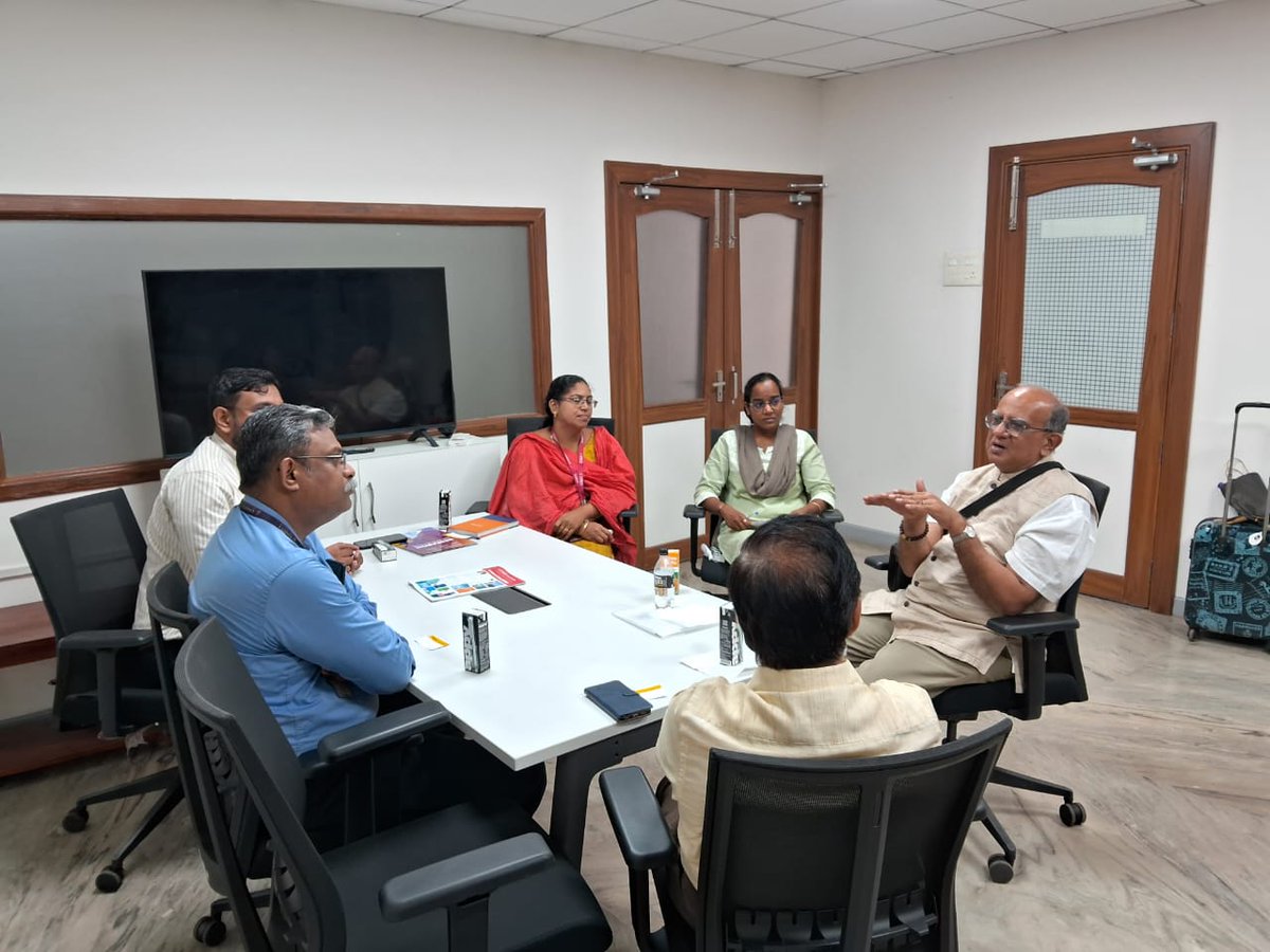 AMRITAedu's tweet photo. Dr. Kaushal Chari, #Dean and Professor of Information Technology Management at the University of #Wisconsin-Milwaukee, #USA visited our #Amritapuri campus on December 27, 2024. This strategic visit aimed to explore avenues for #academic &amp; #research collaborations.
#Amrita https://t.co/4JV9aROVx1