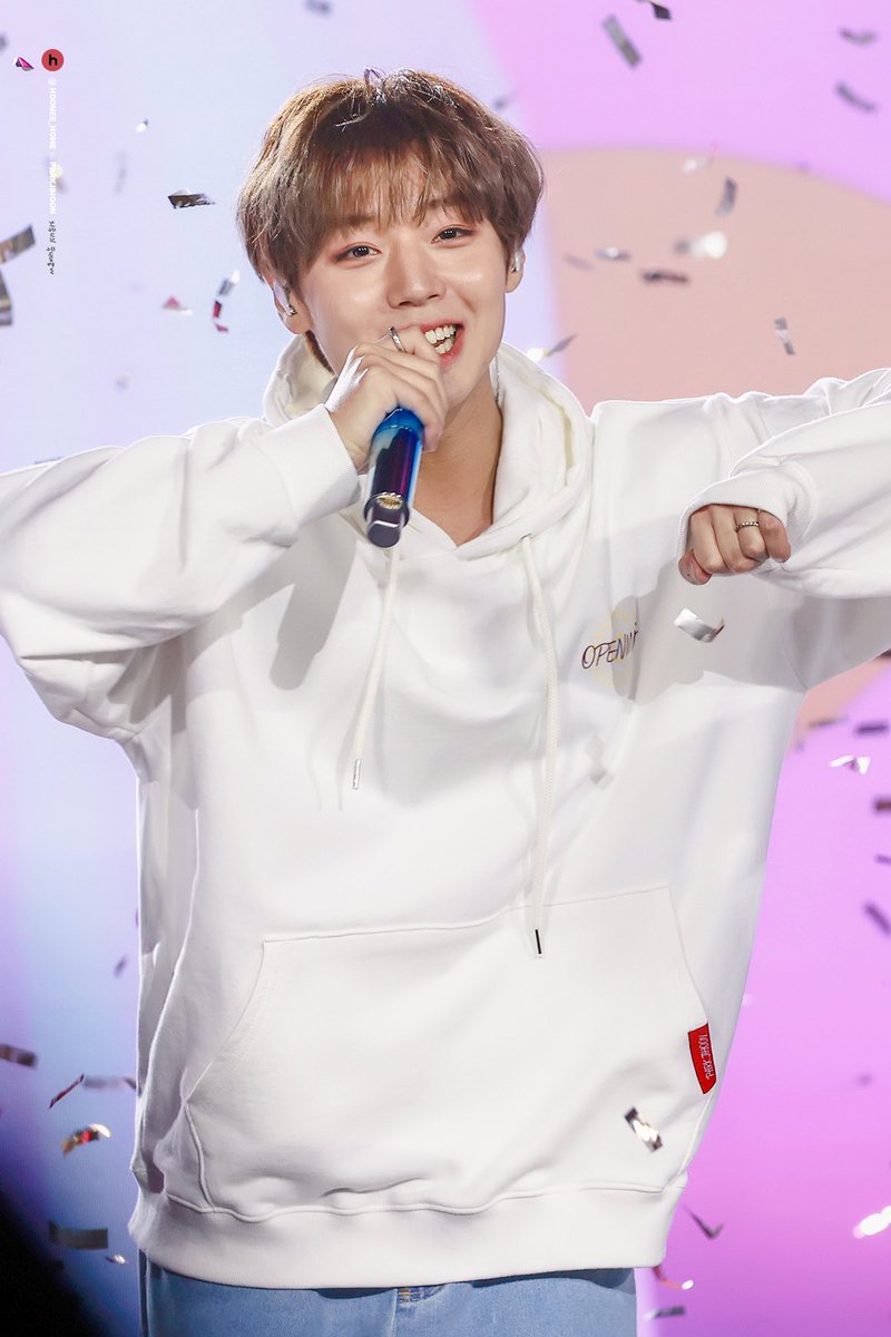 Hoonee_home's tweet photo. 20241220 PARKJIHOON WINTER FANMEETING 'OPENING' in Vietnam

무대위에서 잔뜩 신난 지후니😆😘💕

#박지훈 #Parkjihoon https://t.co/wQGpr0s8Hm