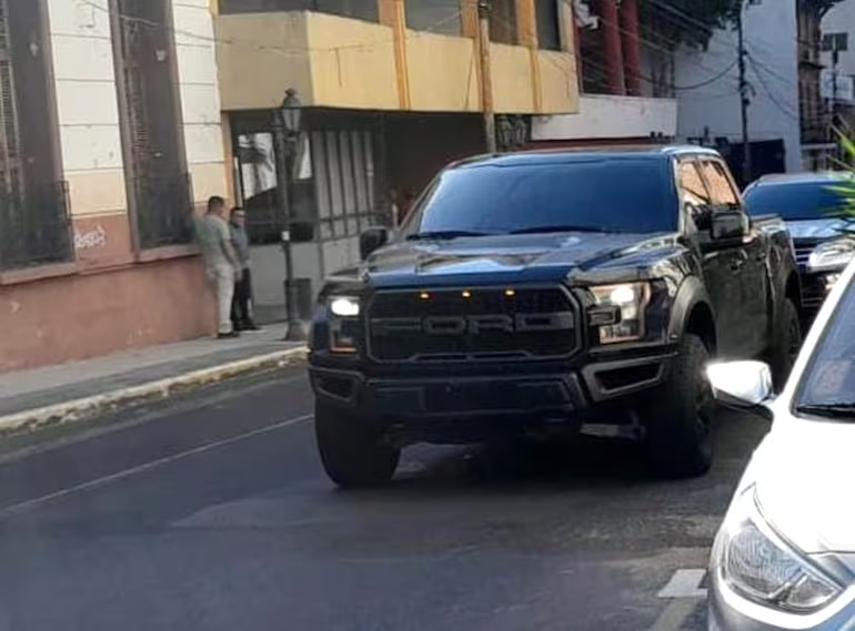 ▶️ OTRA QUE ESTÁ MEJOR | 🫢

😳Senabico benefició con lujosa camioneta a la ministra de la Juventud, Salma Agüero.

👉La asignación de esta lujosa contradice el artículo 39 de la Ley Nº 6786, que establece que los bienes incautados deben ser destinados prioritariamente a