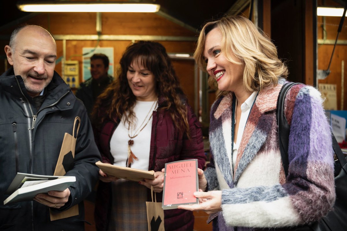 Pilar_Alegria's tweet image. Un año más en la Plaza del Pilar: #librosqueimportan de @Atrapavientos 

👉🏼Escoge un libro importante para ti, escribe una dedicatoria e intercámbialo en este gran amigo invisible.

Me llevo uno de Miguel Mena y he regalado de @anaisbernal y Lady Desidia “Las mujeres de Federico”