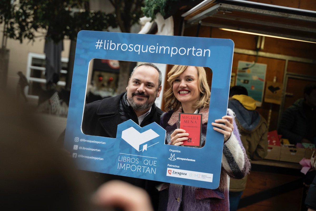Pilar_Alegria's tweet image. Un año más en la Plaza del Pilar: #librosqueimportan de @Atrapavientos 

👉🏼Escoge un libro importante para ti, escribe una dedicatoria e intercámbialo en este gran amigo invisible.

Me llevo uno de Miguel Mena y he regalado de @anaisbernal y Lady Desidia “Las mujeres de Federico”