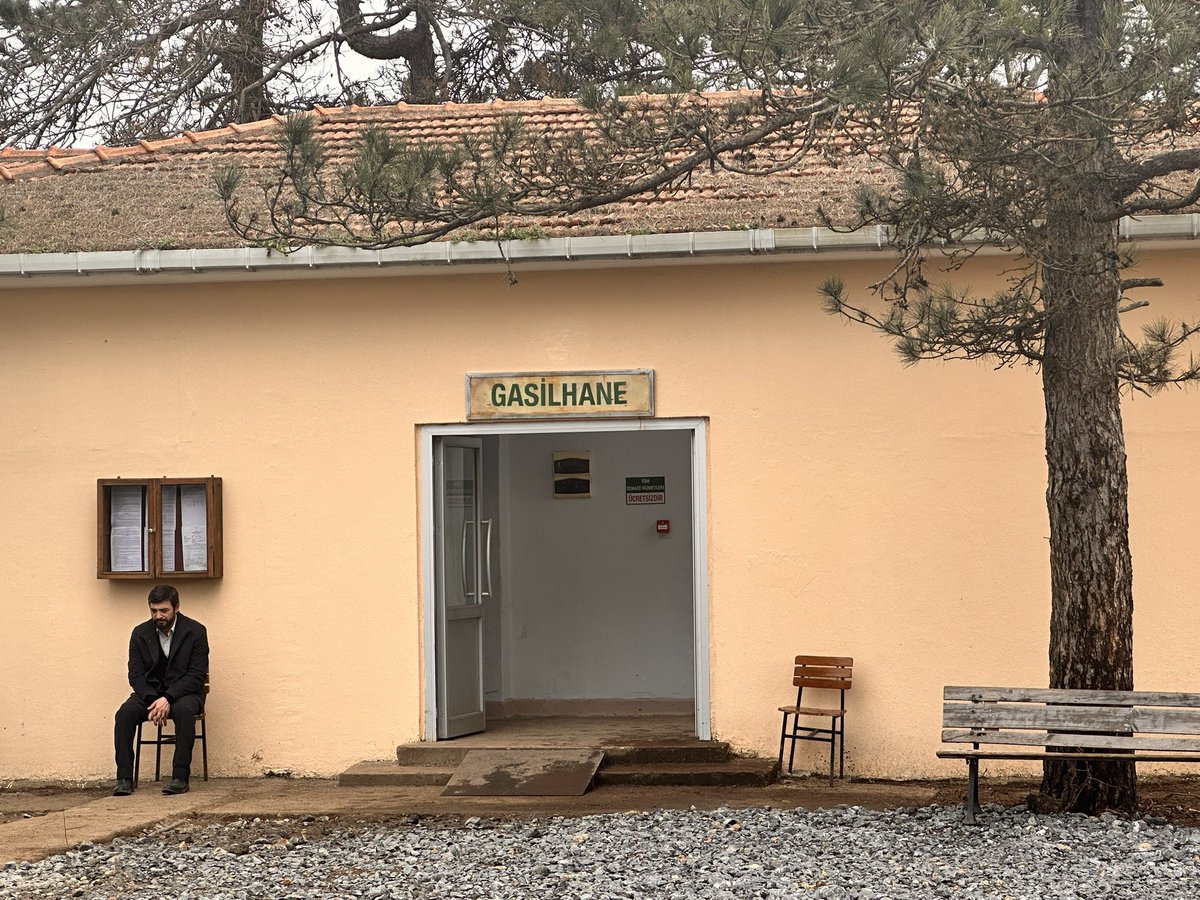 TugbaSuvarii's tweet photo. Uzun zaman etkisinden çıkamayacağım bir diziydi. Acıyı, yalnızlığı, hep unuttuğumuz ölümü ve o kadar çok şeyi tüm çıplaklığıyla yüze vuruyor ki daha söyleyecek o kadar şey varken hiçbir şey söyleyemiyorum.. Bolca ders alınmalık bir dizi olmuş. 👏🏻#ahmetkural 
#Gassal https://t.co/SzGmDMJpii