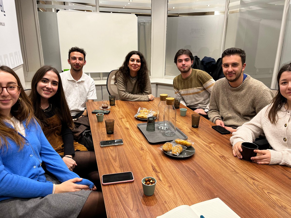 Arayüz Kampanyası desteğiyle kurulan kulüplerin ilki olan GSÜ Avrupa Gençlik Çalışmaları Kulübü 
<a href="/agckgsu/">GSÜ Avrupa Gençlik Çalışmaları Kulübü</a> ile ofisimizde bir araya geldik. Kulübün çalışmaları ve Arayüz'ün kulübe sunabileceği katkıları konuştuk.

---

The first club established with the support of the Arayüz