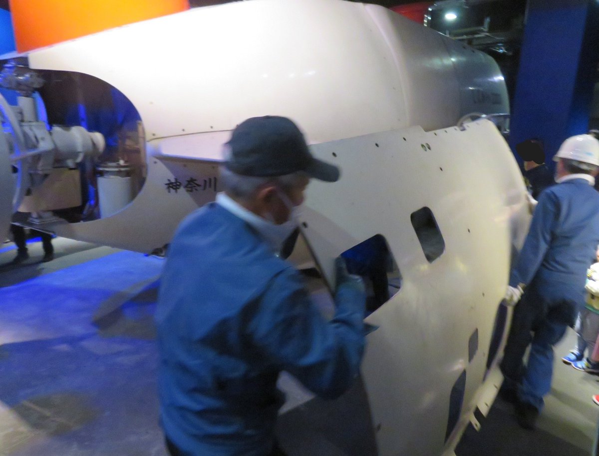 INHI_UV2B's tweet image. 新江ノ島水族館の「しんかい2000公開整備」はめっっっっちゃ良いので皆さん是非行ってみて…！
実物の有人深海潜水艇を目の前で見れるというだけでも貴重ですが
公開整備では特別に外装を取り外して中の様々な機器を本職の解説付きで見せてくれたり、運用史や裏話も沢山聞けるという贅沢体験ができます