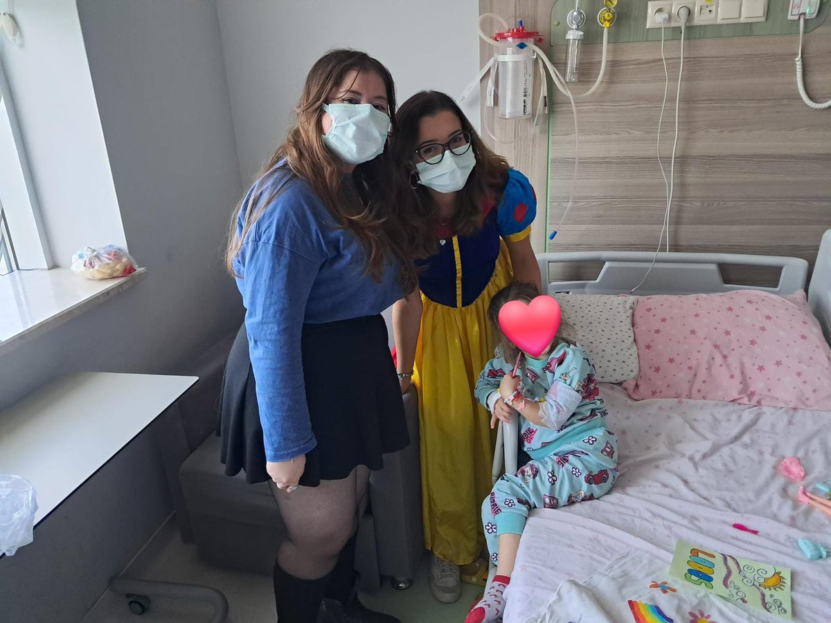 İlk şehir dışı onkoloji ziyareti 🌸

1 Aralık Pazar günü, LODOS ailesi olarak Sakarya Eğitim ve Araştırma Hastanesi’ndeki minik kahramanlarla buluştuk. İlk kez şehir dışında bir onkoloji ziyareti gerçekleştirdik ve bu özel gün, hepimiz için unutulmaz bir deneyim oldu. 
💖