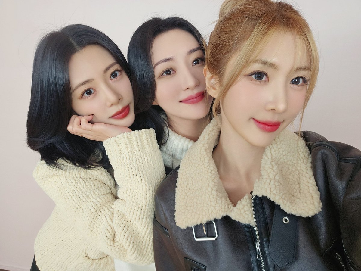 [📽] • 27.12.24 - Novo vídeo de SuA, JiU e Yoohyeon para o canal Love on Top! 

🖇: youtu.be/owzATj2MZvM?si…

#SUA #수아 #드림캐쳐 <a href="/hf_dreamcatcher/">드림캐쳐 Dreamcatcher</a>