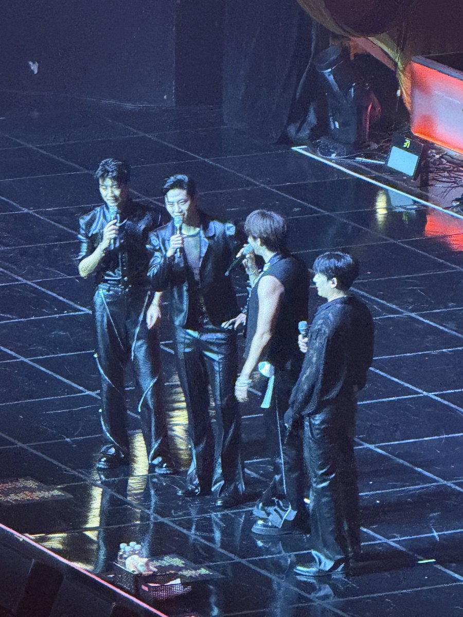 welleoh's tweet photo. They performed AAA, hands up and I’ll be back!! 😆😆 Taec went down the stage as well 🥰 https://t.co/0hILWNNQBN