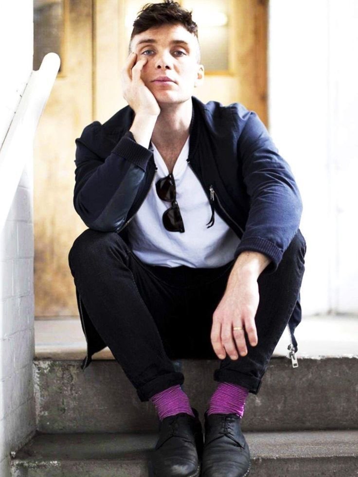 viesanterieures's tweet image. cillians outfits: ◾️🖤⌚️♟️♠️⚪️🤍
his socks: 🌈💗💖🎀🦩🎈🍒🍬