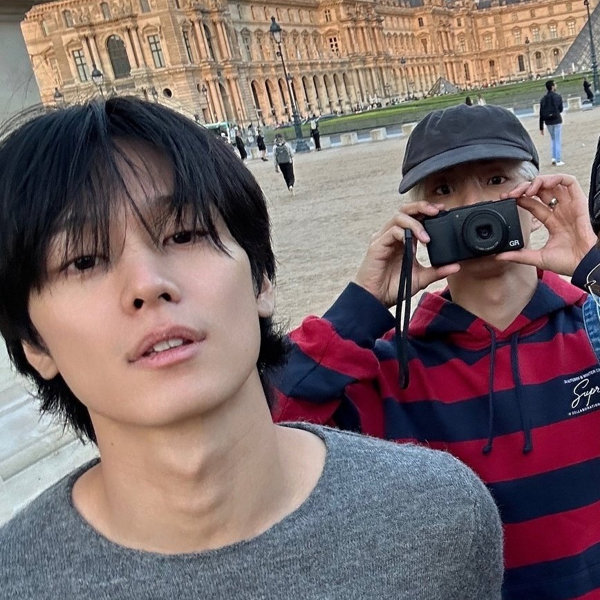 주여니 스케 아닐때보면 입술 버석하게 말라있는게 많음 평소엔 입술도 잘 안바르는 남자가 팬싸때 휀걸들을 위해 핸드크림까지 바르고 온다는게 내 맘을 또 힘들게 하는거야..