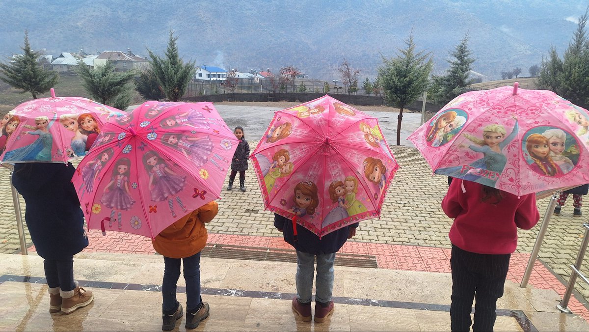 Okulda karşılaştığım yağmur prensesleri..💞