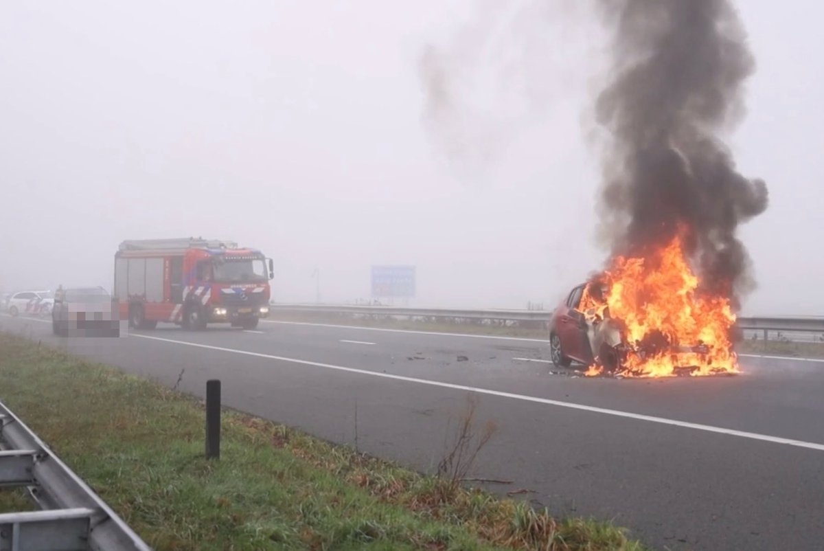 Autobrand zorgt voor file en afsluiting A37 bij Zwartemeer