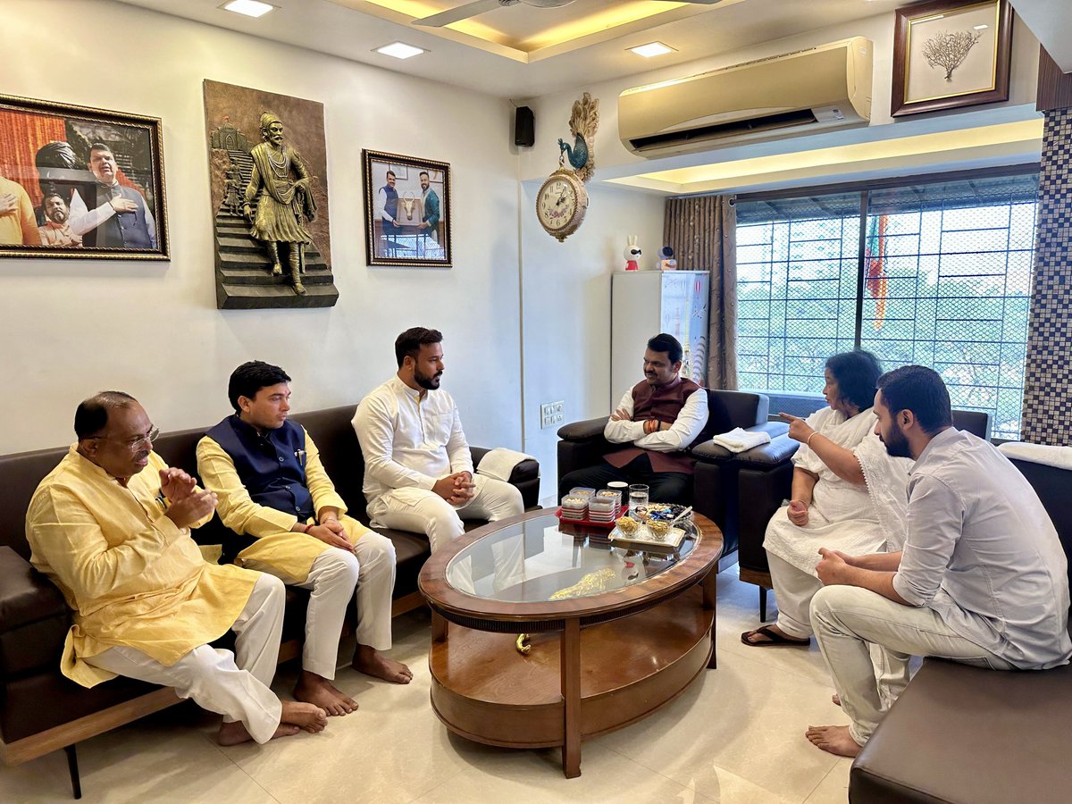 माजी नगरसेवक सतनाम सिंग तिवानाजी यांचे गुरुवार दिनांक 19 डिसेंबर 2024 ला रात्री दुखद निधन झाले. काल त्यांच्या निवासस्थानी भेट देत सतनाम सिंग तिवानाजी यांच्या स्मृतींना आदरांजली अर्पण केली व त्यांच्या कुटुंबियांचे सांत्वन केले.
पूर्व नगरसेवक सतनाम सिंग तिवाना जी का गुरुवार दिनांक,