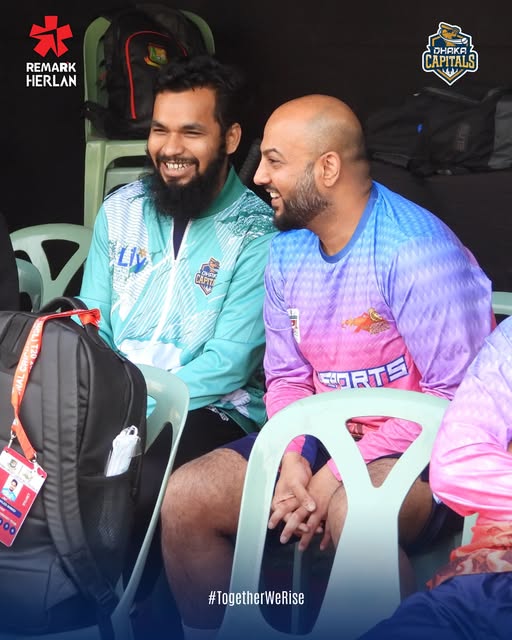 ShamitShome's tweet photo. Rivals on the field ⚔️
Brothers off the field 🤝 Chittagong Kings
#TogetherWeRise #DhakaCapitals #BPL2025 #ShakibKhan #PracticeDay https://t.co/HQtGSxGvl9