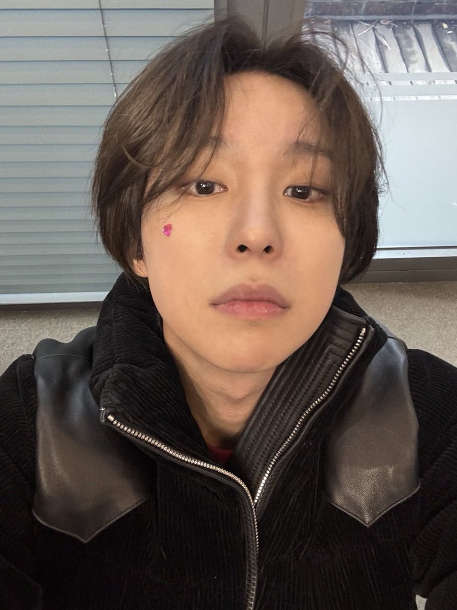 GHOST9OFFICIAL's tweet photo. 행복한 마을❄️

#SHIN #이신 
#GHOST9 #고스트나인 https://t.co/8VfxiQPROC