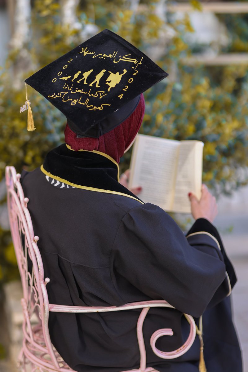 هذا النضج الذي أرتديه لم تُلبسني إياه الأيام كهدية لقد نسجته من تجارب قاسية وأخرى كادت أن تكون الأخيرة ...
وهذا الهدوء الذي يعلو ملامحي قد سبقه اندفاع كلفني كثيرًا وقبل أن أقف بثبات هكذا ...
 تأرجحت وسقطت مرات و عُدت من حافة الهاوية، كل خيط في هذا الثوب قد دفعت ثمنه بعضًا مني.