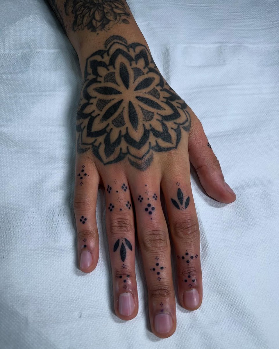 KillerInkTattoo's tweet photo. Stunning hand-poked finger adornments by Grace Neutral using Killer Ink tattoo supplies!
#tattoo #handpoked #handpoke https://t.co/GZBYkqKWgA