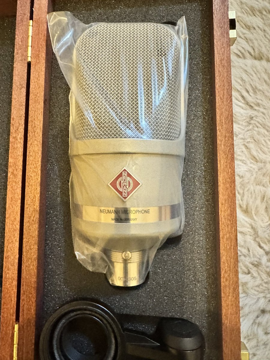 TokageMei's tweet photo. ついに憧れのマイク🎤ノイマンのTLM107(20万超え)とショックマウントをGETしました😊カッコイイ✨どんな音になるか楽しみ😌 #NEUMANn #ノイマン #TLM107 #コンデンサーまいく #まいく #楽器 #機材 https://t.co/hlTZnSxuE2
