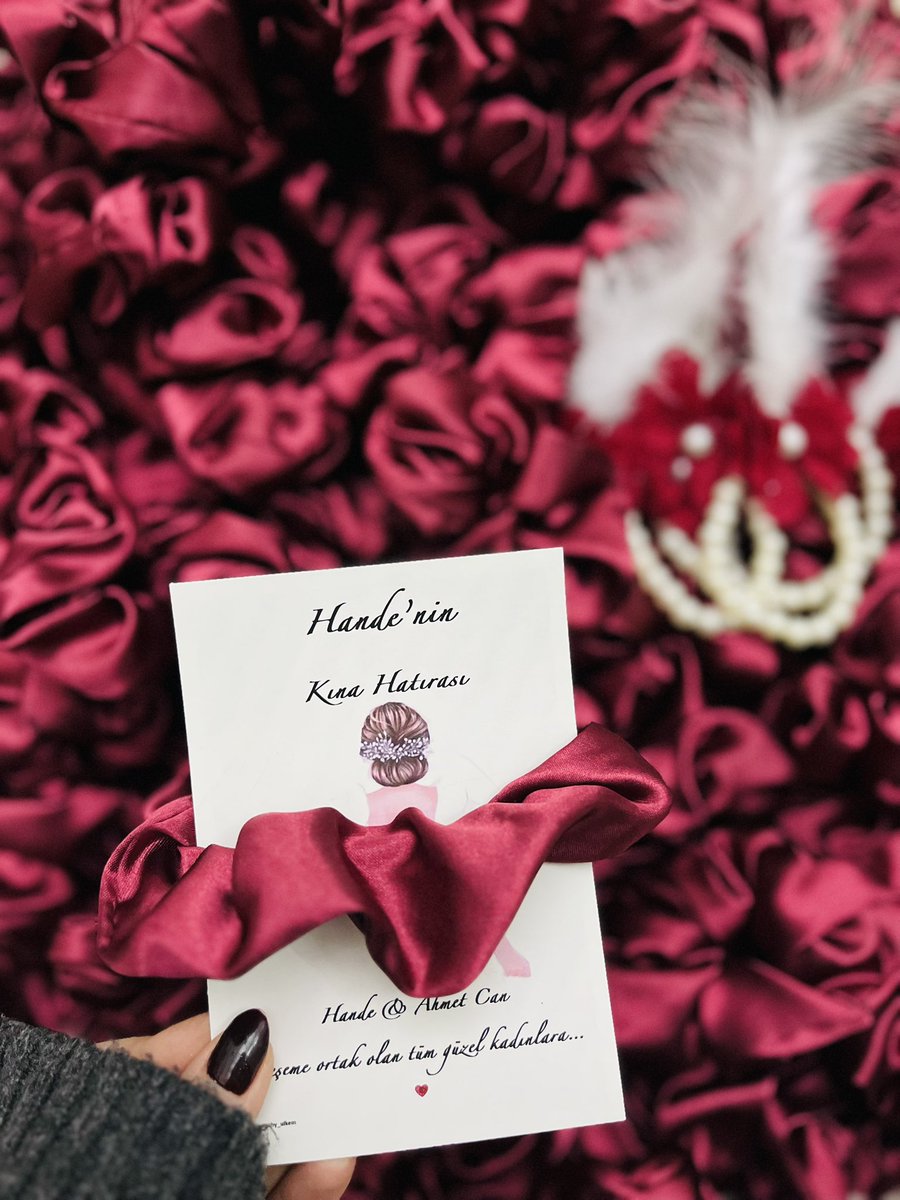 hndsra's tweet photo. Kına hediyeliklerini aylar öncesinden yaptıran o kızsındır 💅 https://t.co/AxidoehDVg