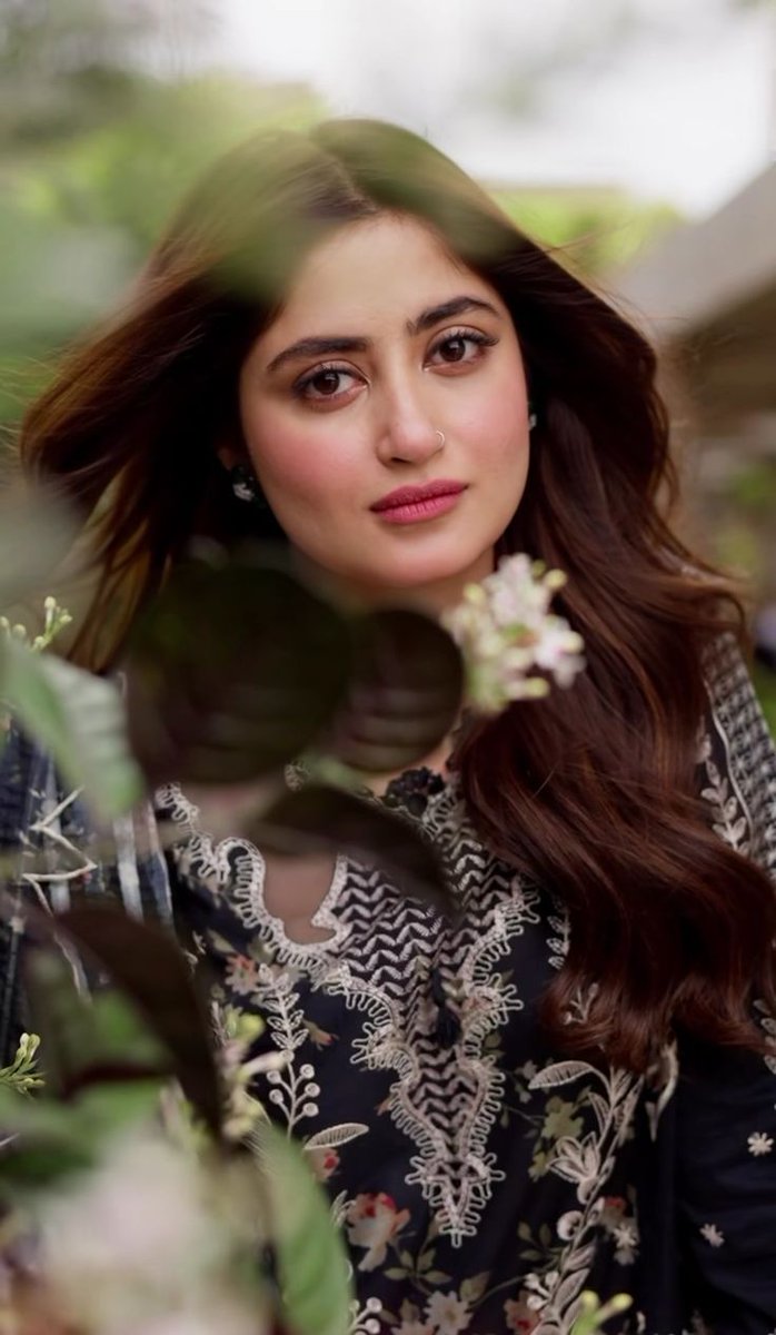 Happy Friday  to all of you!💫 Enjoy the time with your loved ones, stay positive, and start the new year full of energy! Thank you for being a part of my year.🤍🪄