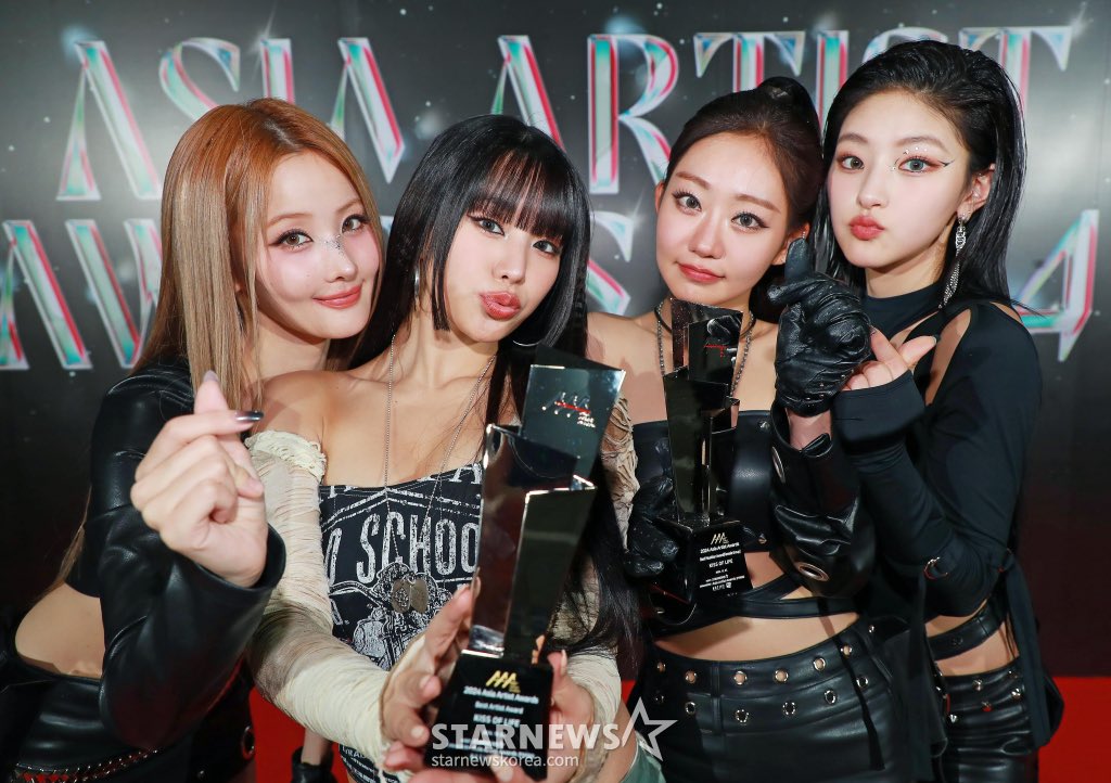 KISS OF LIFE you look so good, and congratulations for winning 2 awards today! kissys are so proud of you