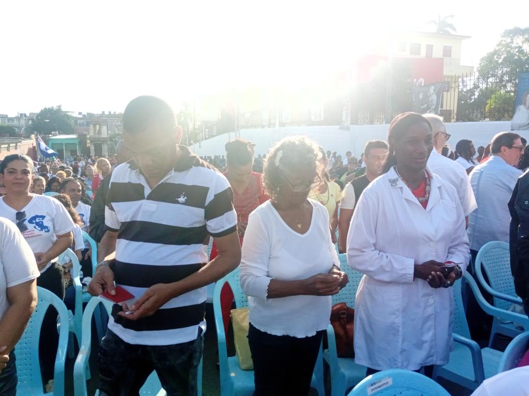 Se entrega el carné del <a href="/PartidoPCC/">Partido Comunista de Cuba</a> a un grupo de destacados capitalinos. Felicidades!!!