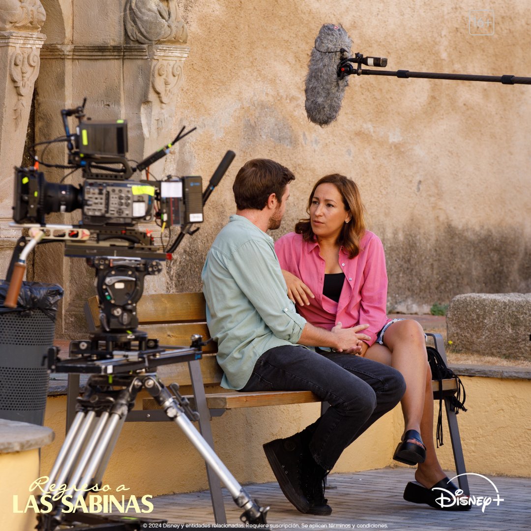 DisneyPlusES's tweet photo. Porque detrás de cámaras también hay historias 😍

No te pierdas los nuevos episodios de #RegresoALasSabinas, de lunes a viernes solo en #DisneyPlus. https://t.co/LjlKfzO1Kq
