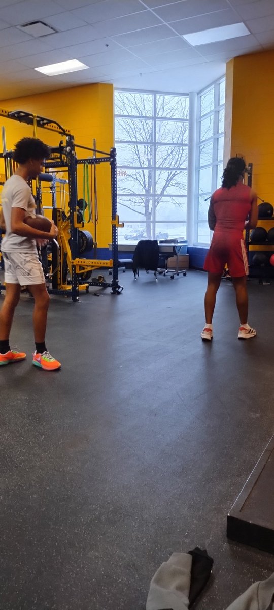 SmootTeSean's tweet image. After today's workout showed freshman QB Skyler Spears some QB footwork. Proud to give back to Springfield High athletes. #StillAvailable #PortalQB #MultipleYears #DMIsOpen