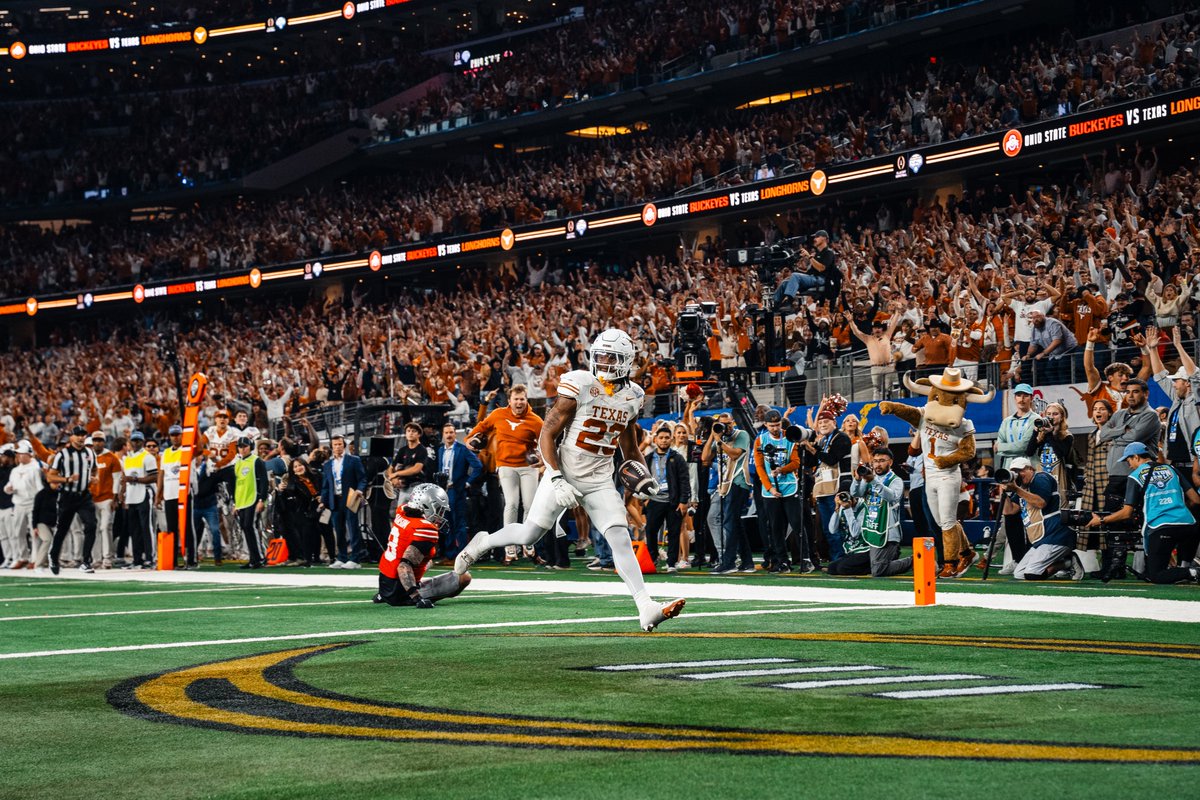 TexasLonghorns's tweet image. when you&apos;ve got all of Longhorn Nation behind you 🥹🤘

#HookEm | #CFBPlayoff